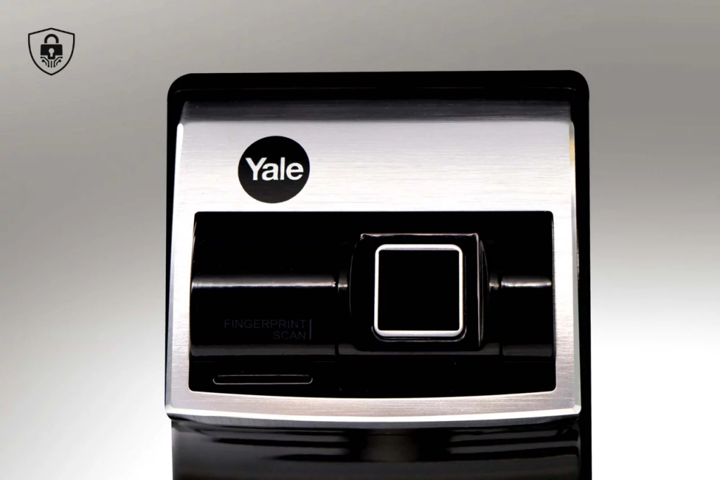vệ sinh cảm biến vân tay khoá yale